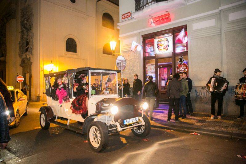 Narozeniny Chapeau Rouge zahájil pochod na Staromák, pak hrál Vladimir 518 i Jiří Schmitzer