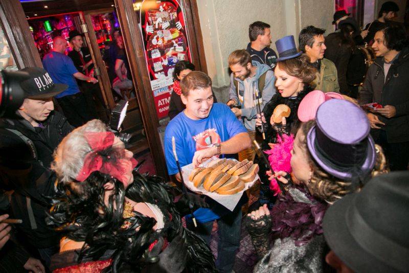 Narozeniny Chapeau Rouge zahájil pochod na Staromák, pak hrál Vladimir 518 i Jiří Schmitzer