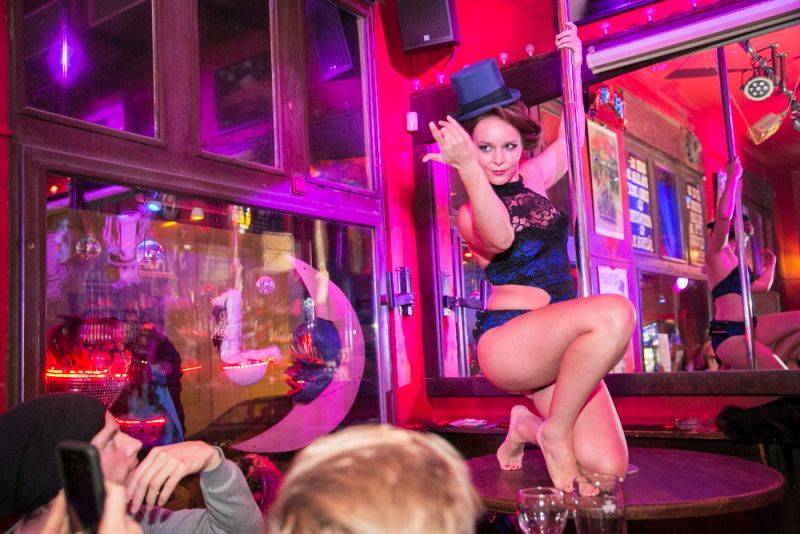 Narozeniny Chapeau Rouge zahájil pochod na Staromák, pak hrál Vladimir 518 i Jiří Schmitzer