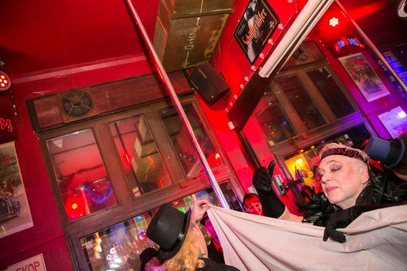 Narozeniny Chapeau Rouge zahájil pochod na Staromák, pak hrál Vladimir 518 i Jiří Schmitzer