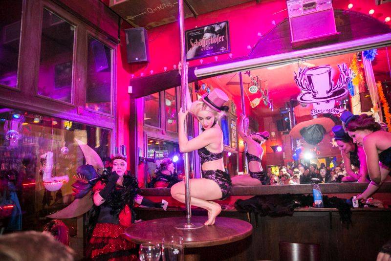 Narozeniny Chapeau Rouge zahájil pochod na Staromák, pak hrál Vladimir 518 i Jiří Schmitzer