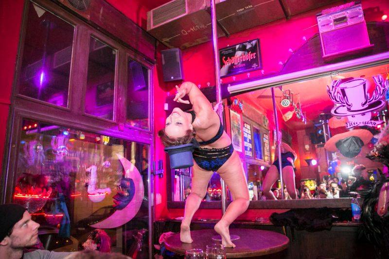 Narozeniny Chapeau Rouge zahájil pochod na Staromák, pak hrál Vladimir 518 i Jiří Schmitzer