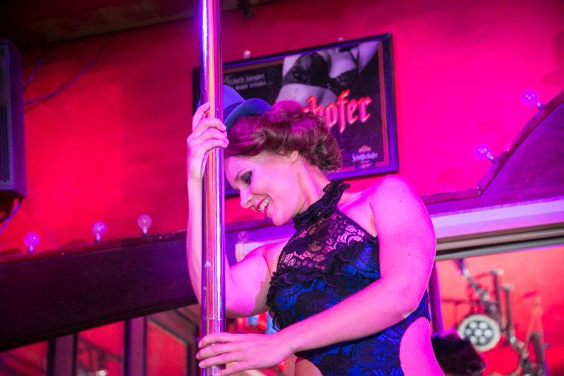 Narozeniny Chapeau Rouge zahájil pochod na Staromák, pak hrál Vladimir 518 i Jiří Schmitzer