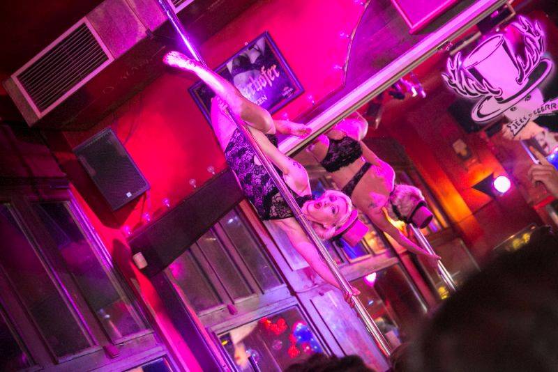 Narozeniny Chapeau Rouge zahájil pochod na Staromák, pak hrál Vladimir 518 i Jiří Schmitzer