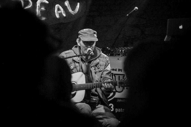 Narozeniny Chapeau Rouge zahájil pochod na Staromák, pak hrál Vladimir 518 i Jiří Schmitzer