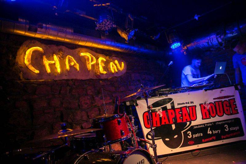 Narozeniny Chapeau Rouge zahájil pochod na Staromák, pak hrál Vladimir 518 i Jiří Schmitzer