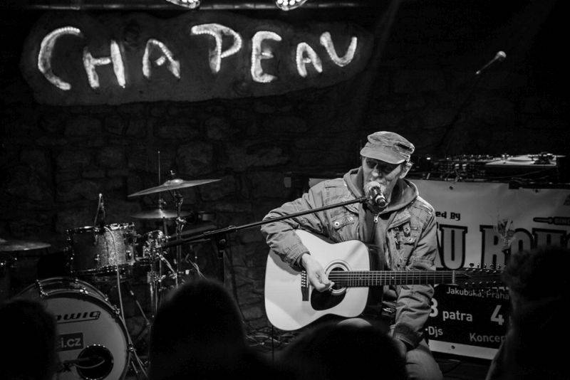 Narozeniny Chapeau Rouge zahájil pochod na Staromák, pak hrál Vladimir 518 i Jiří Schmitzer