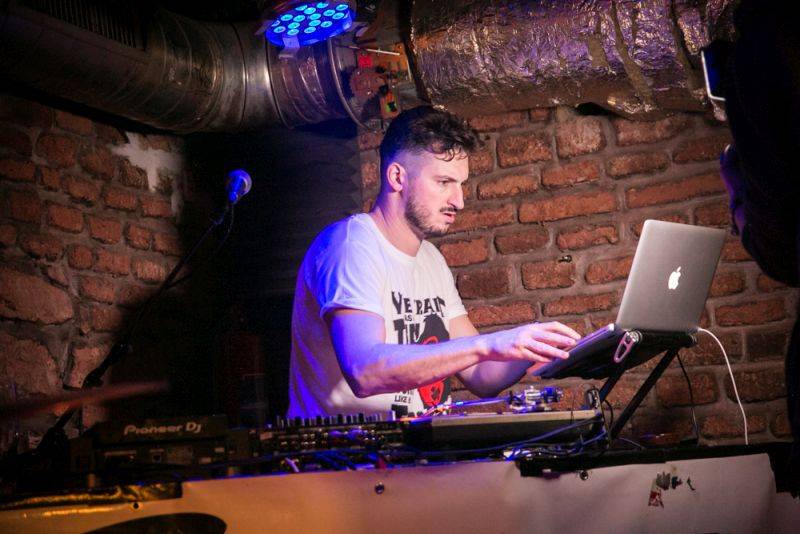 Narozeniny Chapeau Rouge zahájil pochod na Staromák, pak hrál Vladimir 518 i Jiří Schmitzer