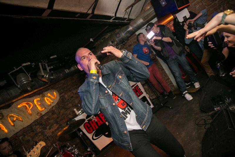 Narozeniny Chapeau Rouge zahájil pochod na Staromák, pak hrál Vladimir 518 i Jiří Schmitzer