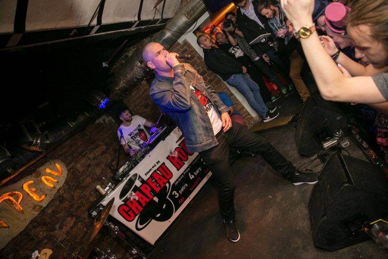 Narozeniny Chapeau Rouge zahájil pochod na Staromák, pak hrál Vladimir 518 i Jiří Schmitzer