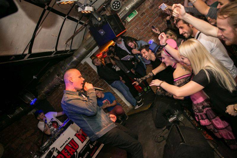 Narozeniny Chapeau Rouge zahájil pochod na Staromák, pak hrál Vladimir 518 i Jiří Schmitzer