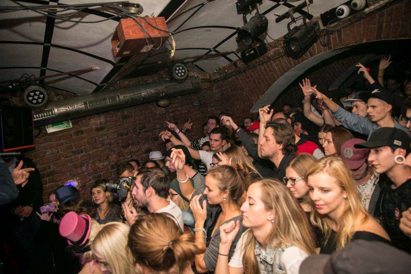 Narozeniny Chapeau Rouge zahájil pochod na Staromák, pak hrál Vladimir 518 i Jiří Schmitzer