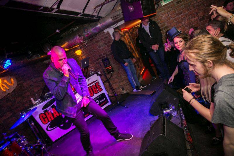 Narozeniny Chapeau Rouge zahájil pochod na Staromák, pak hrál Vladimir 518 i Jiří Schmitzer