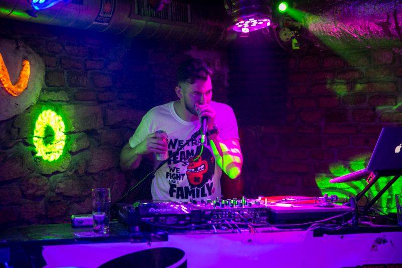 Narozeniny Chapeau Rouge zahájil pochod na Staromák, pak hrál Vladimir 518 i Jiří Schmitzer