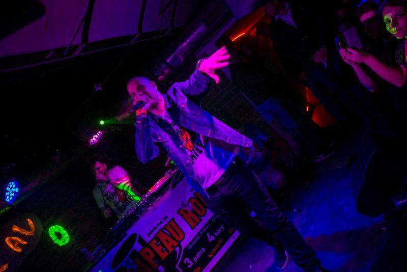 Narozeniny Chapeau Rouge zahájil pochod na Staromák, pak hrál Vladimir 518 i Jiří Schmitzer