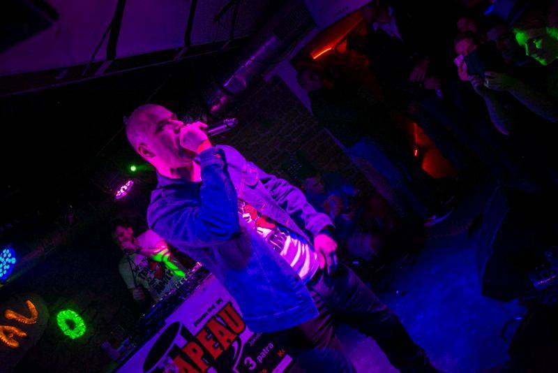 Narozeniny Chapeau Rouge zahájil pochod na Staromák, pak hrál Vladimir 518 i Jiří Schmitzer