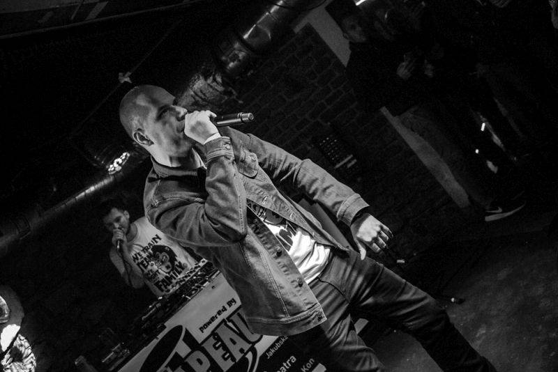 Narozeniny Chapeau Rouge zahájil pochod na Staromák, pak hrál Vladimir 518 i Jiří Schmitzer