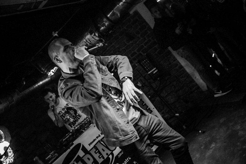 Narozeniny Chapeau Rouge zahájil pochod na Staromák, pak hrál Vladimir 518 i Jiří Schmitzer