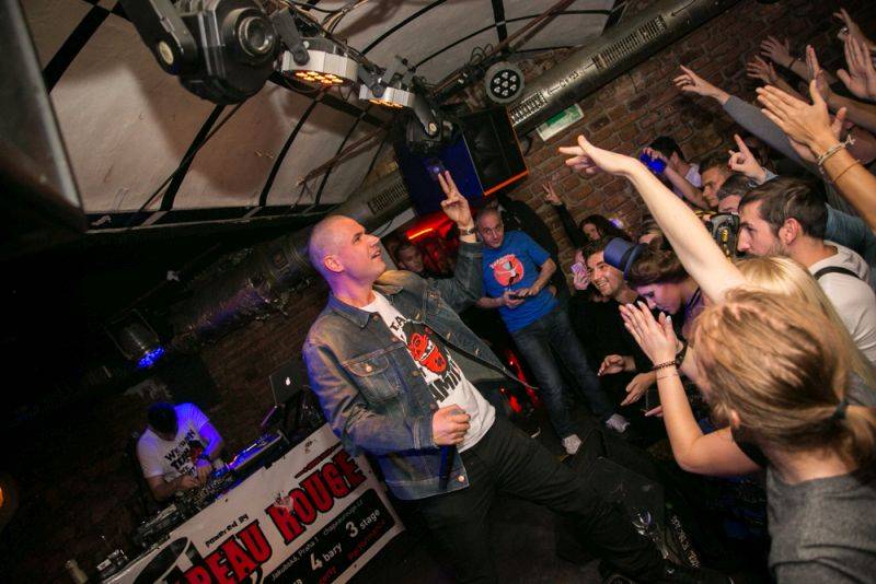 Narozeniny Chapeau Rouge zahájil pochod na Staromák, pak hrál Vladimir 518 i Jiří Schmitzer