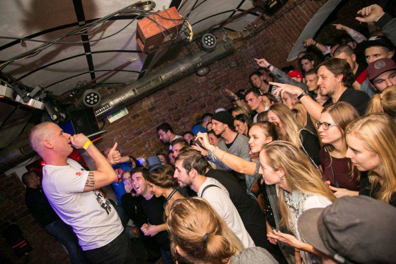 Narozeniny Chapeau Rouge zahájil pochod na Staromák, pak hrál Vladimir 518 i Jiří Schmitzer