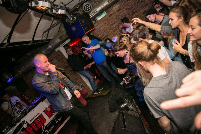 Narozeniny Chapeau Rouge zahájil pochod na Staromák, pak hrál Vladimir 518 i Jiří Schmitzer