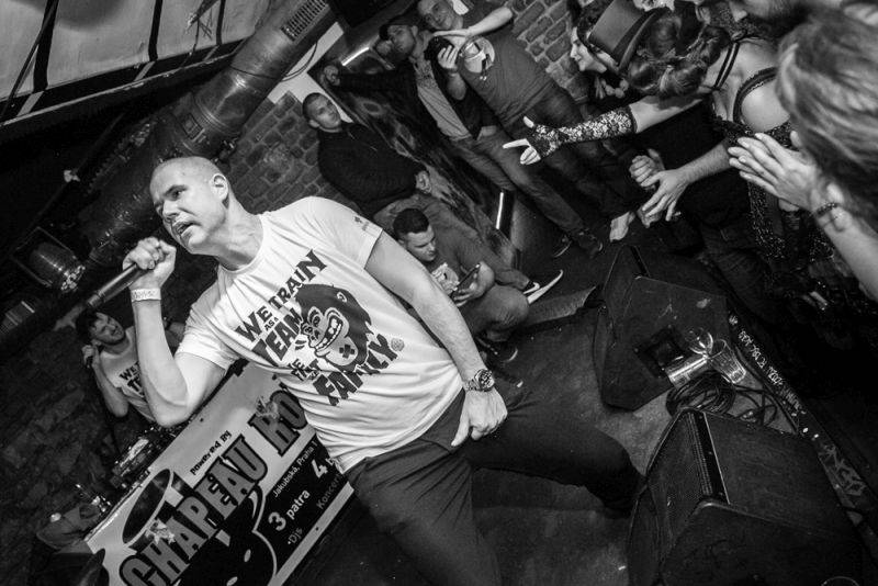 Narozeniny Chapeau Rouge zahájil pochod na Staromák, pak hrál Vladimir 518 i Jiří Schmitzer