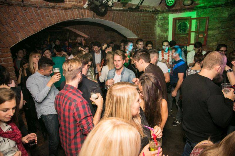 Narozeniny Chapeau Rouge zahájil pochod na Staromák, pak hrál Vladimir 518 i Jiří Schmitzer