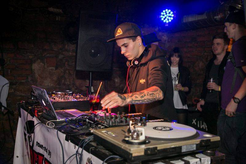 Narozeniny Chapeau Rouge zahájil pochod na Staromák, pak hrál Vladimir 518 i Jiří Schmitzer