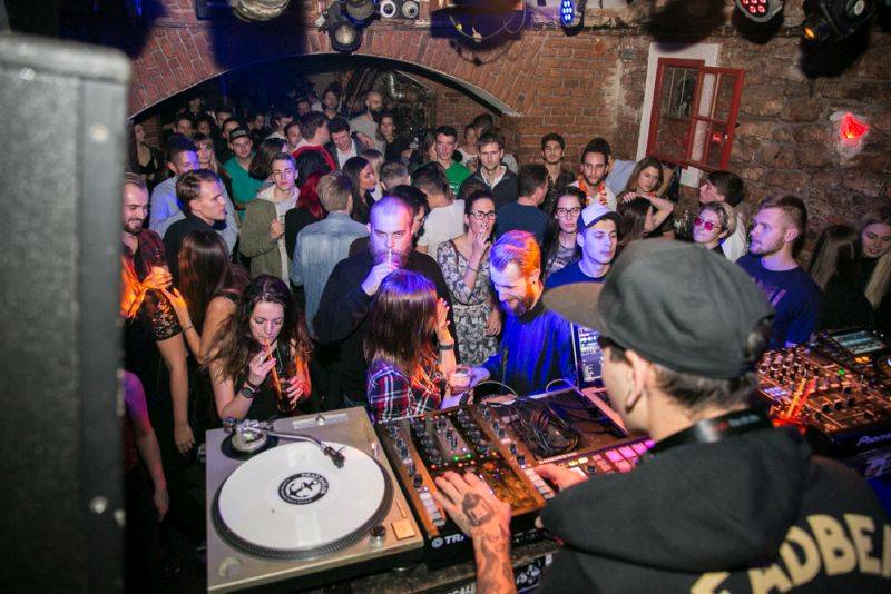 Narozeniny Chapeau Rouge zahájil pochod na Staromák, pak hrál Vladimir 518 i Jiří Schmitzer