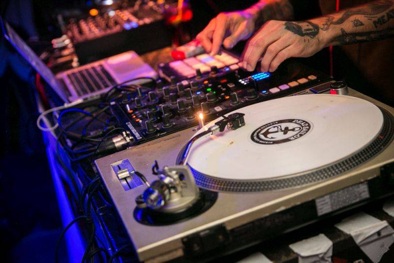 Narozeniny Chapeau Rouge zahájil pochod na Staromák, pak hrál Vladimir 518 i Jiří Schmitzer