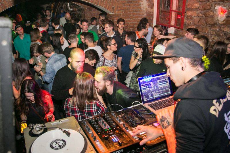 Narozeniny Chapeau Rouge zahájil pochod na Staromák, pak hrál Vladimir 518 i Jiří Schmitzer