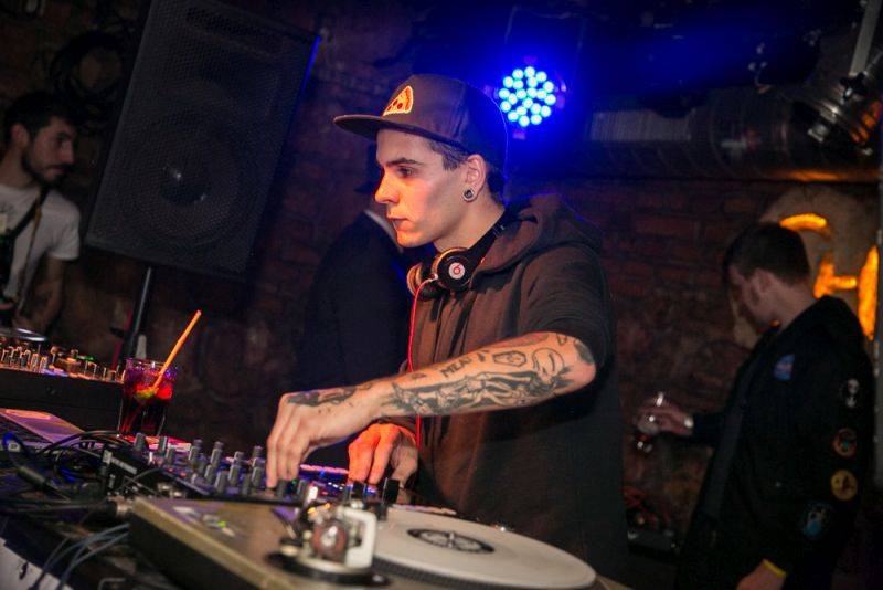 Narozeniny Chapeau Rouge zahájil pochod na Staromák, pak hrál Vladimir 518 i Jiří Schmitzer