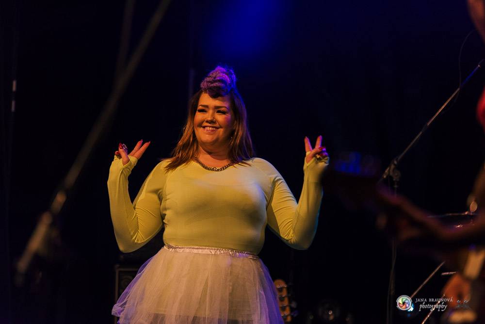 Nik West, funková princezna a baskytarová královna, která hrála i s Princem, okouzlila Plzeň