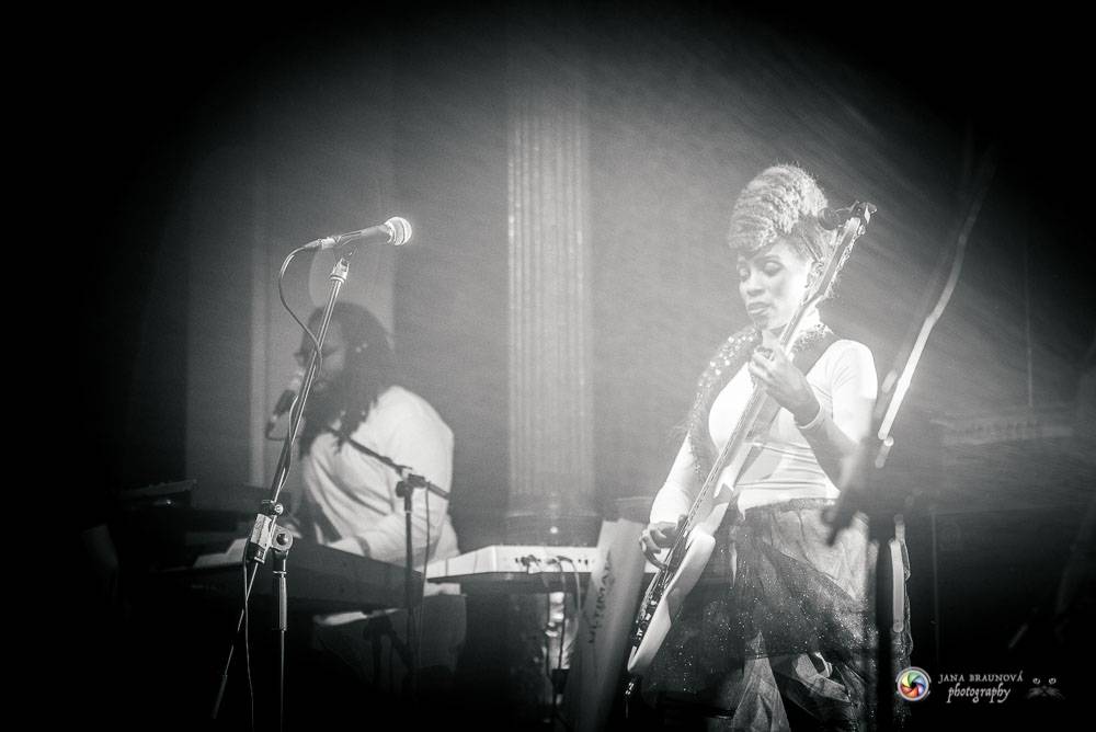 Nik West, funková princezna a baskytarová královna, která hrála i s Princem, okouzlila Plzeň