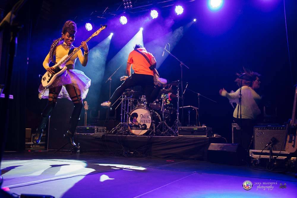 Nik West, funková princezna a baskytarová královna, která hrála i s Princem, okouzlila Plzeň