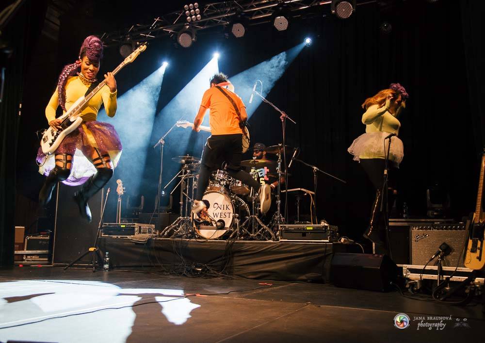 Nik West, funková princezna a baskytarová královna, která hrála i s Princem, okouzlila Plzeň