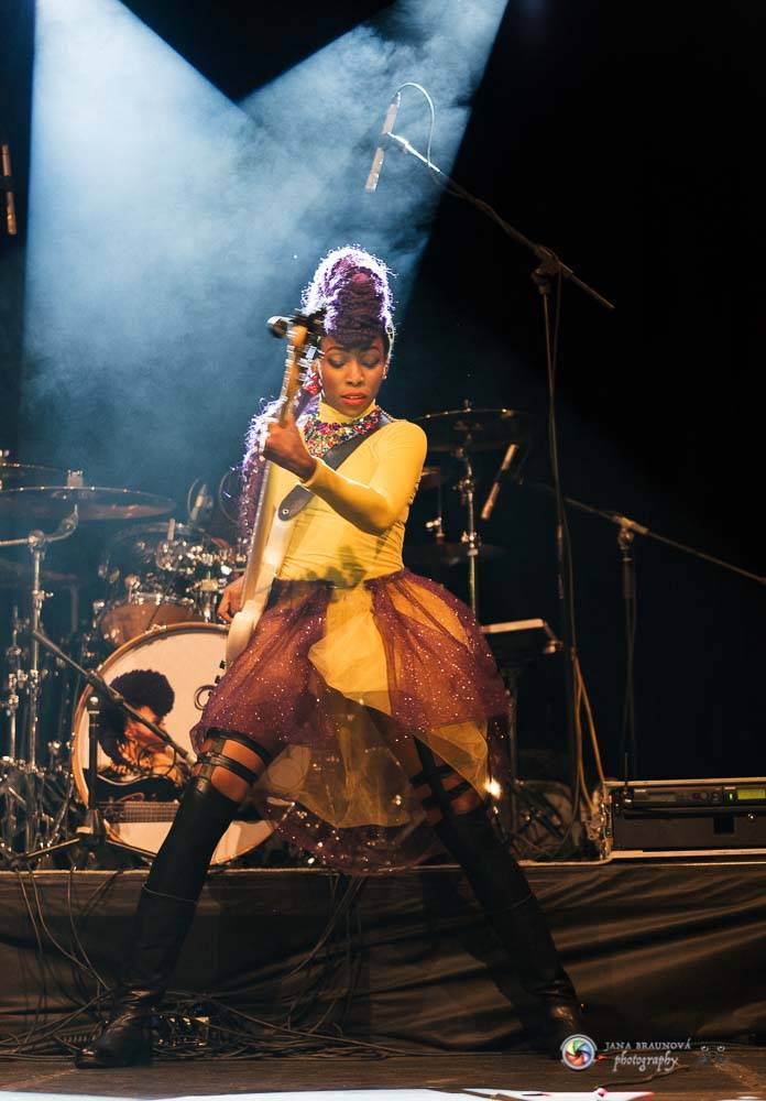 Nik West, funková princezna a baskytarová královna, která hrála i s Princem, okouzlila Plzeň