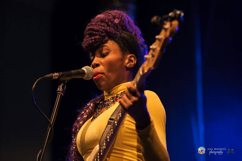 Nik West, funková princezna a baskytarová královna, která hrála i s Princem, okouzlila Plzeň