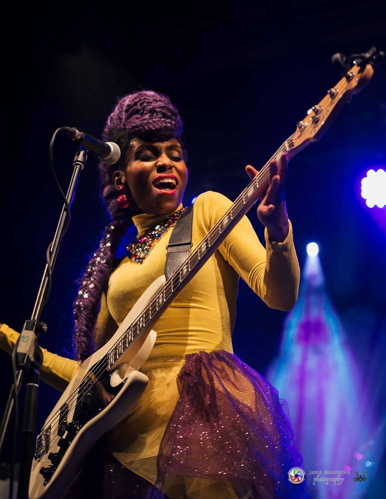 Nik West, funková princezna a baskytarová královna, která hrála i s Princem, okouzlila Plzeň