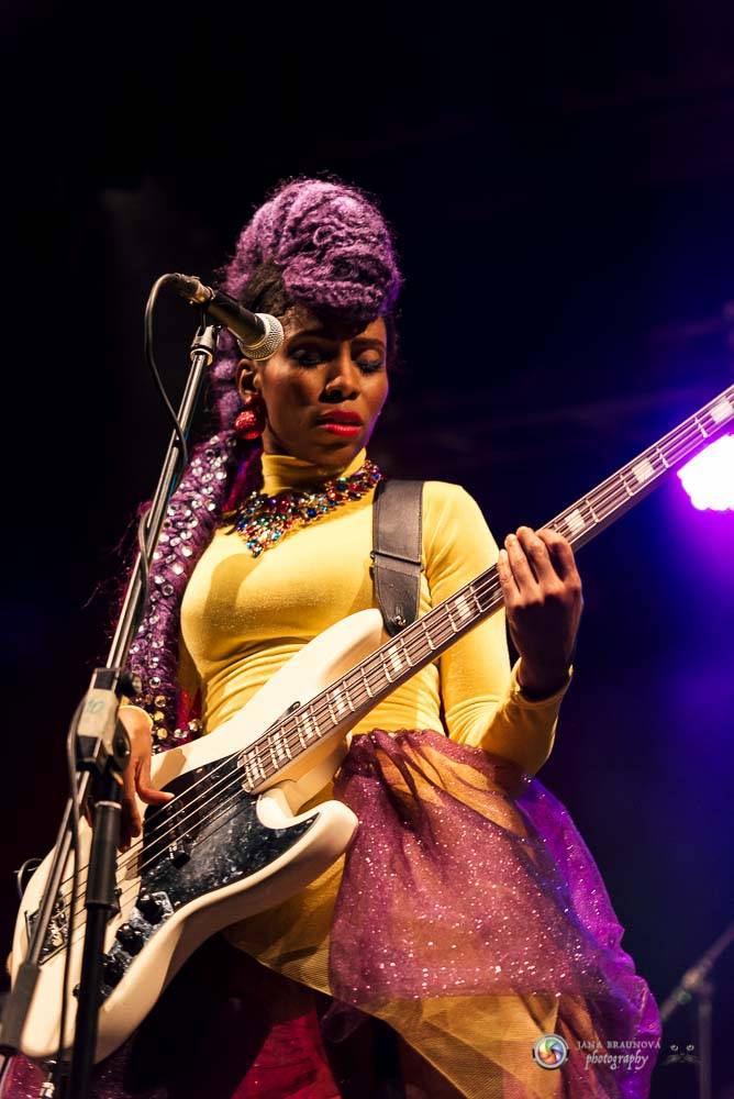 Nik West, funková princezna a baskytarová královna, která hrála i s Princem, okouzlila Plzeň