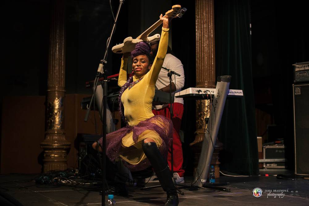 Nik West, funková princezna a baskytarová královna, která hrála i s Princem, okouzlila Plzeň