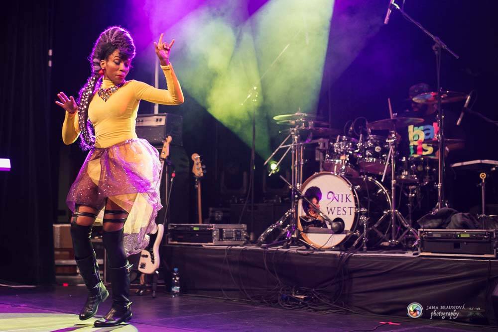 Nik West, funková princezna a baskytarová královna, která hrála i s Princem, okouzlila Plzeň