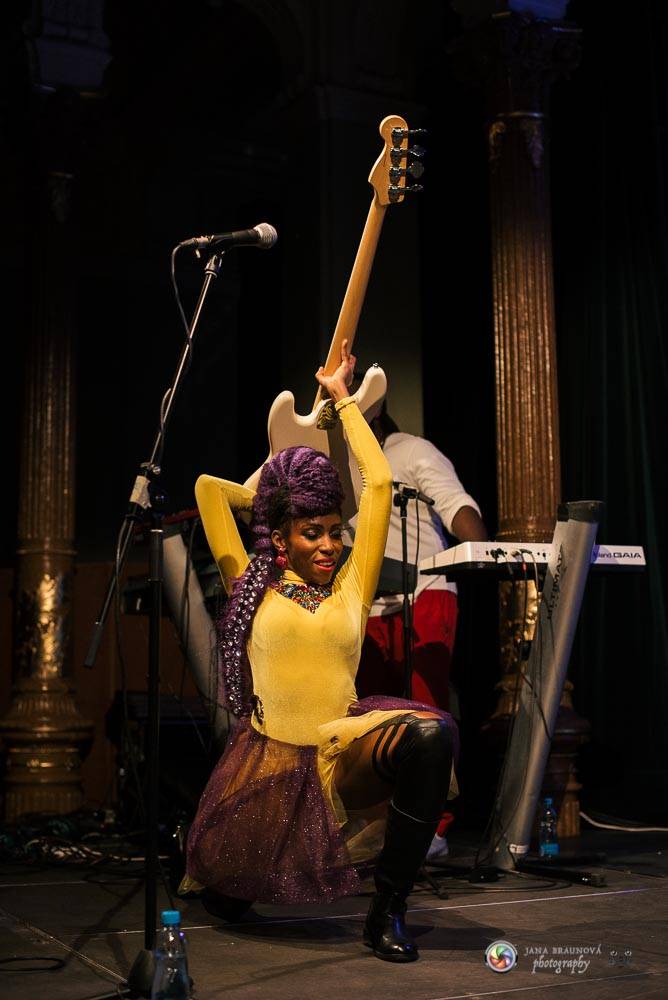 Nik West, funková princezna a baskytarová královna, která hrála i s Princem, okouzlila Plzeň