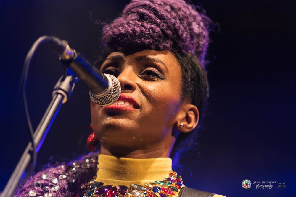 Nik West, funková princezna a baskytarová královna, která hrála i s Princem, okouzlila Plzeň