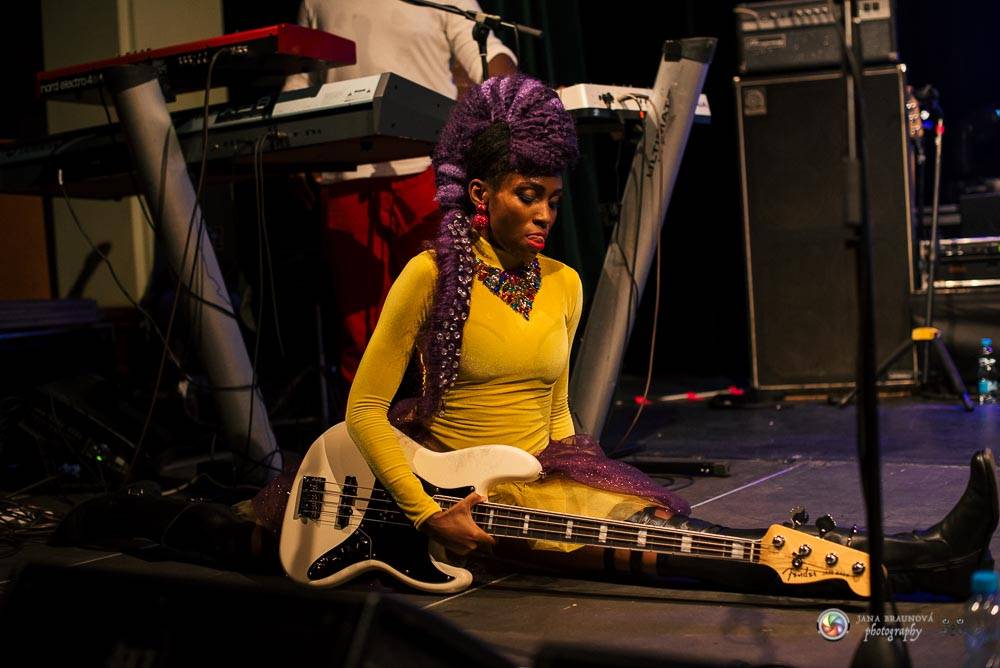 Nik West, funková princezna a baskytarová královna, která hrála i s Princem, okouzlila Plzeň