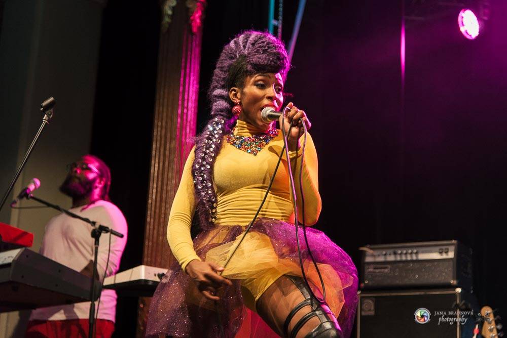 Nik West, funková princezna a baskytarová královna, která hrála i s Princem, okouzlila Plzeň