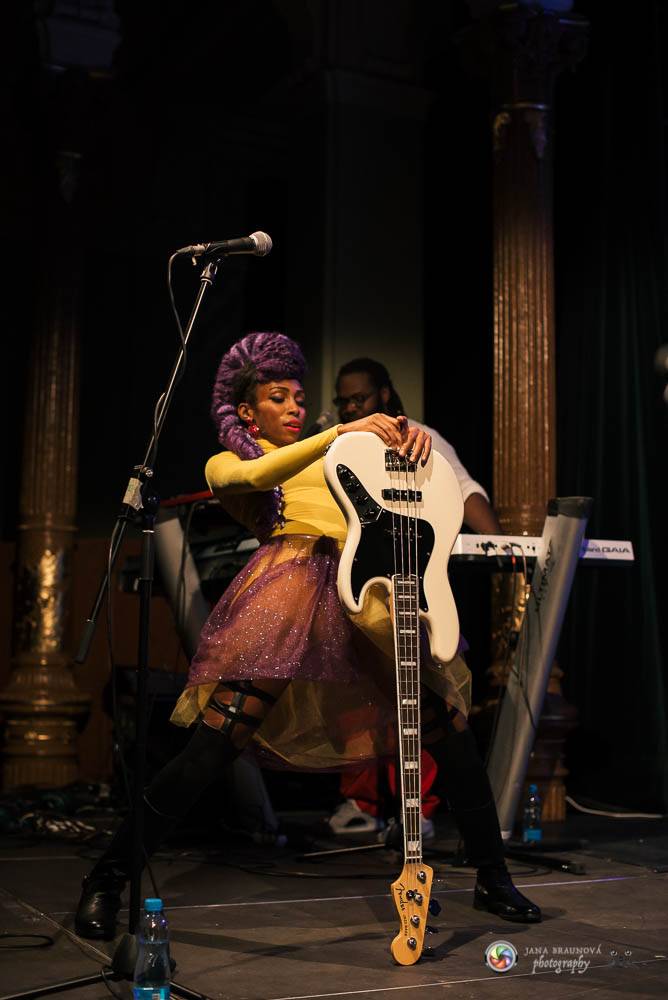 Nik West, funková princezna a baskytarová královna, která hrála i s Princem, okouzlila Plzeň