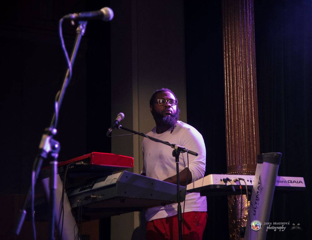 Nik West, funková princezna a baskytarová královna, která hrála i s Princem, okouzlila Plzeň