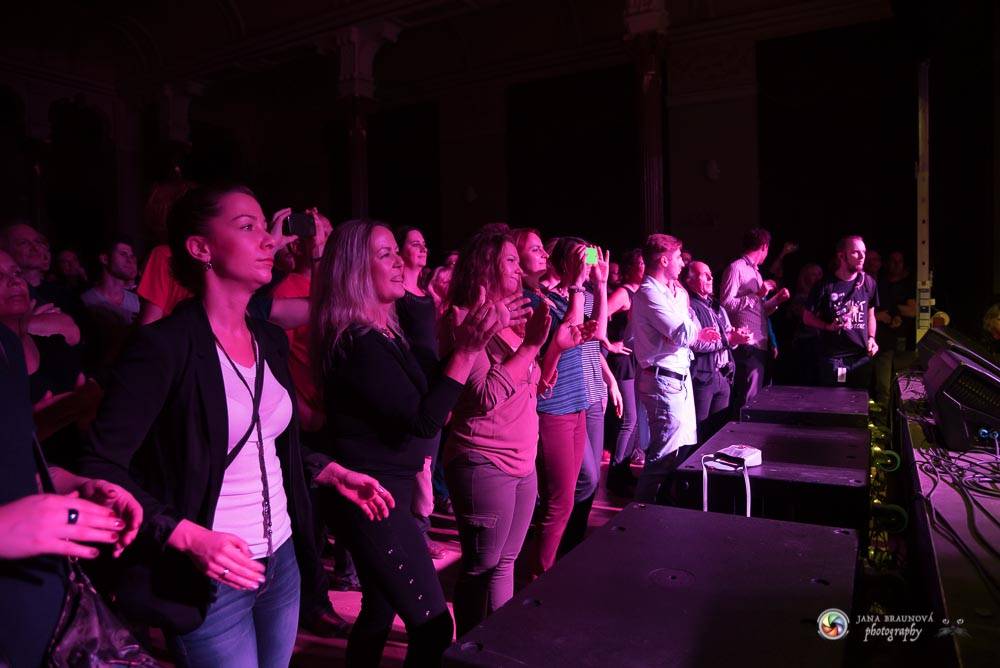 Nik West, funková princezna a baskytarová královna, která hrála i s Princem, okouzlila Plzeň