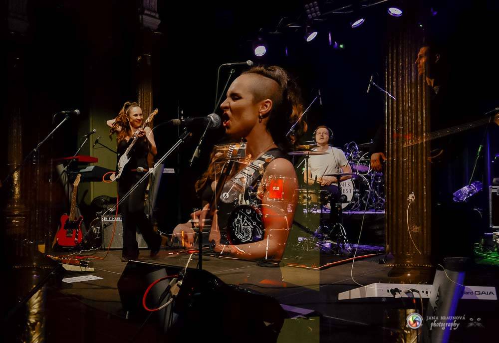 Nik West, funková princezna a baskytarová královna, která hrála i s Princem, okouzlila Plzeň